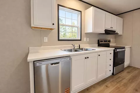 Kitchen - 419 Lily Trl, Interlachen, FL 32148 photo 2 of 5