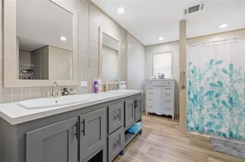 Bath - 9367 254th Ter, O Brien, FL 32071 photo 1 of 3