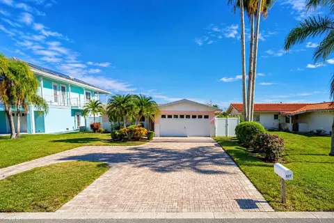 527 Lillian Dr, Madeira Beach, FL 33708
