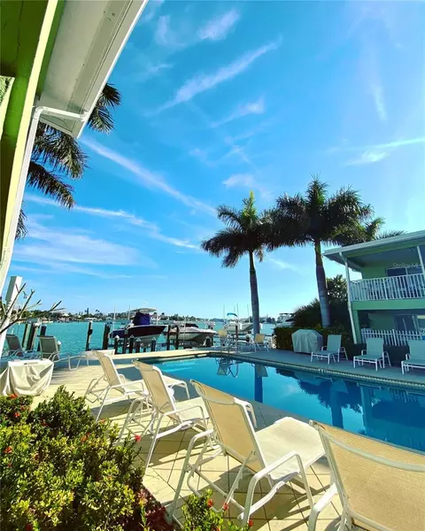 225 104th Ave #207, Treasure Island, FL 33706