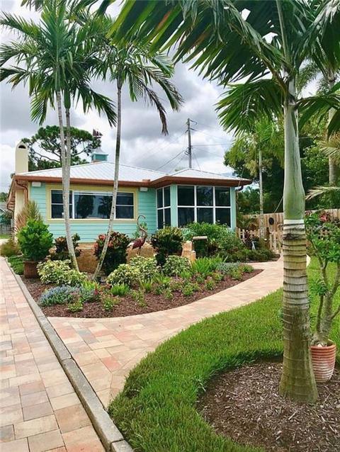 29 Edgewater Dr, Dunedin, FL 34698 photo 1