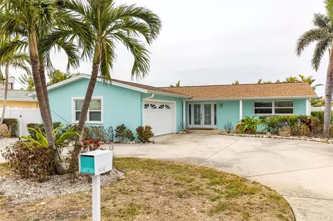 11260 8th St E, Treasure Island, FL 33706