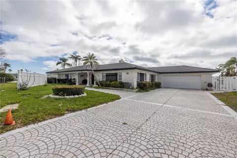 11620 6th St E, Treasure Island, FL 33706