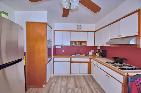 Kitchen - 105 Maxcy Ln, Frostproof, FL 33843 photo 2 of 4