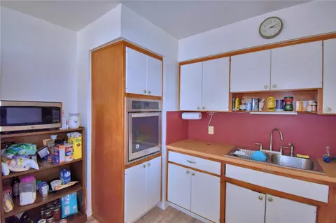 Kitchen - 105 Maxcy Ln, Frostproof, FL 33843 photo 3 of 4