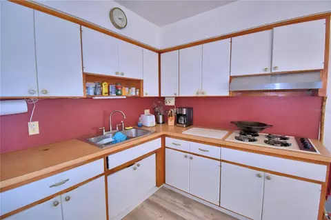 Kitchen - 105 Maxcy Ln, Frostproof, FL 33843 photo 4 of 4