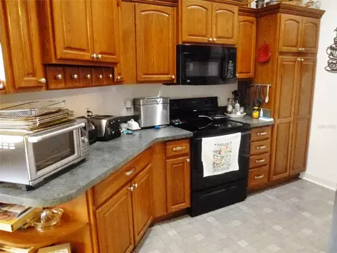 Kitchen - 121 Deer Rd, Frostproof, FL 33843 photo 4 of 6