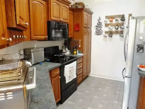 Kitchen - 121 Deer Rd, Frostproof, FL 33843 photo 2 of 6