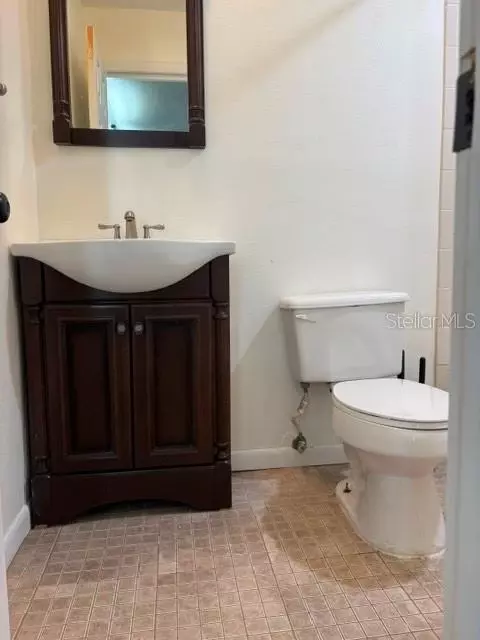 Bath - 506 W 9th St, Frostproof, FL 33843 photo 5 of 7