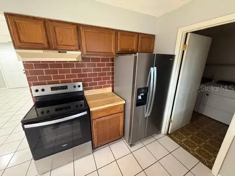 Kitchen - 506 W 9th St, Frostproof, FL 33843 photo 3 of 4