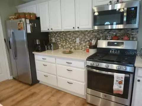 Kitchen - 1001 Mcclellan Rd, Frostproof, FL 33843 photo 6 of 8