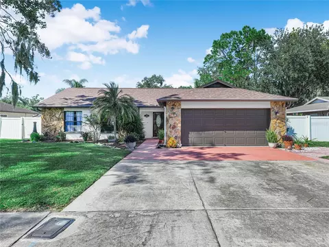 812 Sandalwood Dr, Plant City, FL 33563