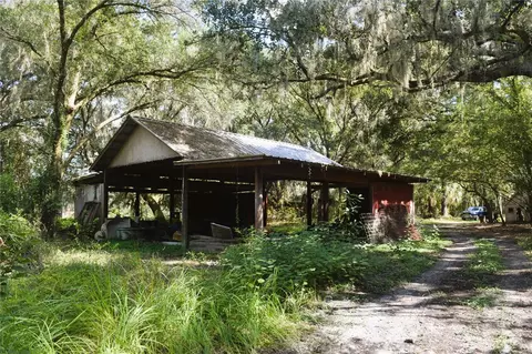 1042 Hug N Farm Ln, Zephyrhills, FL 33540