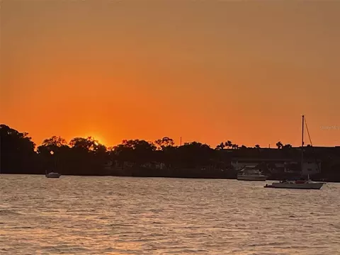 127 Pompano Dr SE, Saint Petersburg, FL 33705