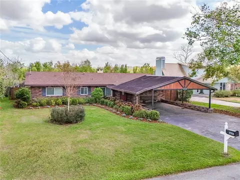 27836 Lois Dr, Tavares, FL 32778