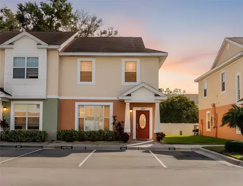 253 Alexander Woods Dr, Plant City, FL 33563