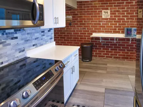 Kitchen - 2140 E Main St, Bartow, FL 33830 photo 2 of 3