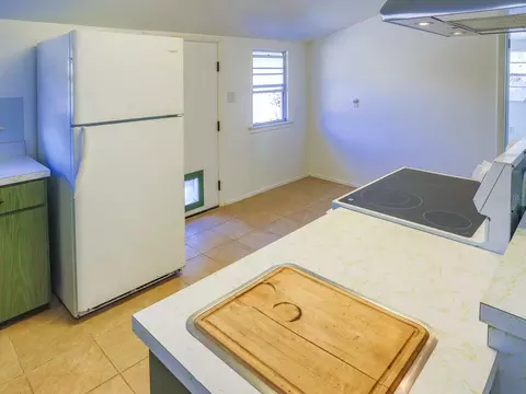 Kitchen - 610 Lyle Pkwy, Bartow, FL 33830 photo 2 of 5