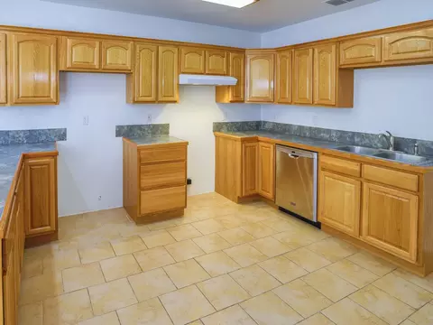 Kitchen - 610 Lyle Pkwy, Bartow, FL 33830 photo 4 of 5