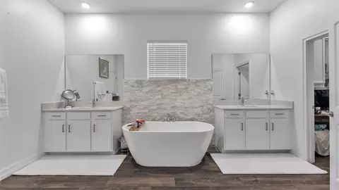 Bath - 12897 Bergstrom Bay Dr, Riverview, FL 33579 photo 3 of 10