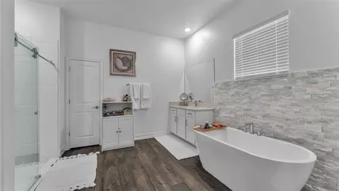 Bath - 12897 Bergstrom Bay Dr, Riverview, FL 33579 photo 2 of 10