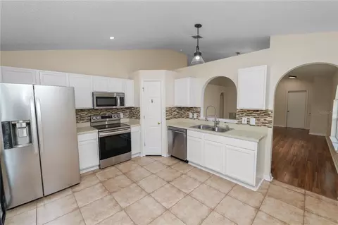 Kitchen - 10534 Opus Dr, Riverview, FL 33579 photo 3 of 4