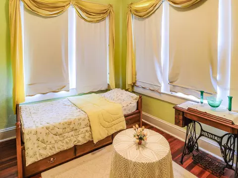 Bedroom - 1095 S Broadway Ave, Bartow, FL 33830 photo 6 of 10