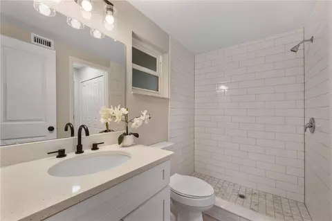 Bath - 265 Lake Thomas Dr, Winter Haven, FL 33880 photo 2 of 5