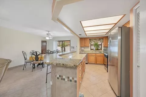 Kitchen - 711 E Frederick Ave, Dundee, FL 33838 photo 5 of 6