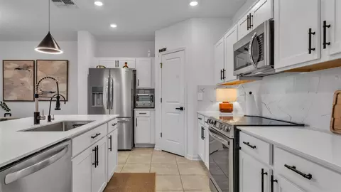 Kitchen - 569 Reggie Rd, Winter Haven, FL 33884 photo 2 of 5