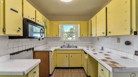 Kitchen - 860 Lusk Pl, Bartow, FL 33830 photo 2 of 3