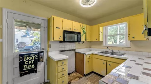 Kitchen - 860 Lusk Pl, Bartow, FL 33830 photo 3 of 3