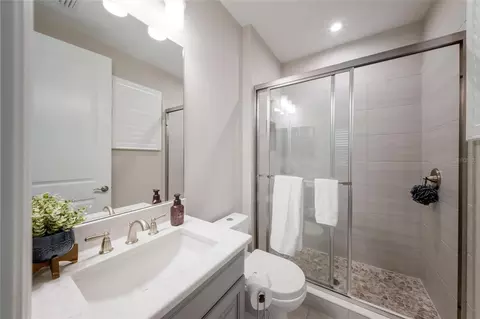 Bath - 5504 Summit Gln, Bradenton, FL 34203 photo 2 of 4