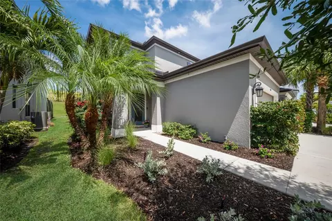 Exterior - 5504 Summit Gln, Bradenton, FL 34203 photo 5 of 8