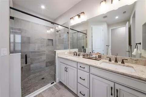Bath - 5504 Summit Gln, Bradenton, FL 34203 photo 1 of 4