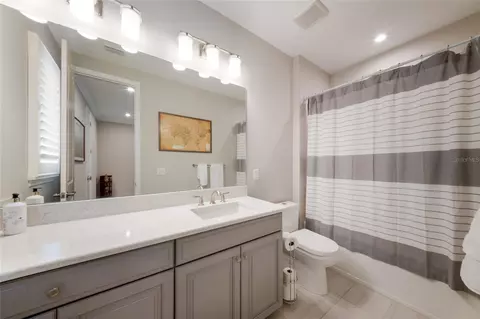 Bath - 5504 Summit Gln, Bradenton, FL 34203 photo 3 of 4