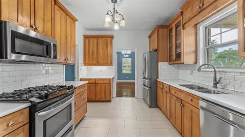 Kitchen - 470 E Hooker St, Bartow, FL 33830 photo 4 of 4