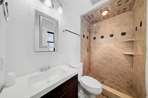Bath - 5020 Pine St, Seffner, FL 33584 photo 4 of 4