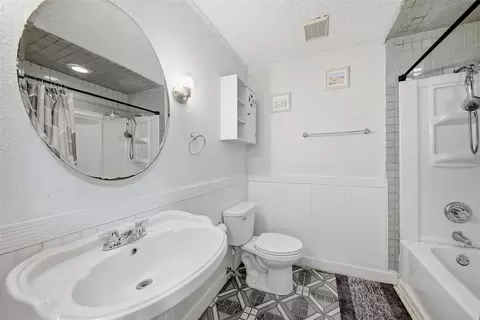 Bath - 5020 Pine St, Seffner, FL 33584 photo 2 of 4