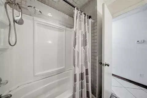 Bath - 5020 Pine St, Seffner, FL 33584 photo 3 of 4