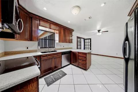 Kitchen - 5020 Pine St, Seffner, FL 33584 photo 3 of 3