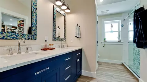 Bath - 522 68th St, Holmes Beach, FL 34217 photo 4 of 4