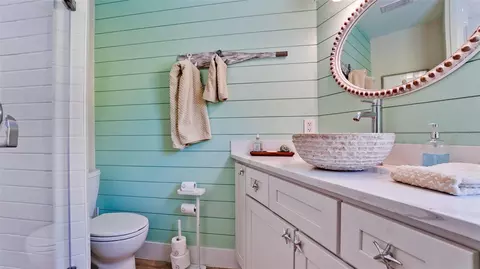 Bath - 522 68th St, Holmes Beach, FL 34217 photo 3 of 4
