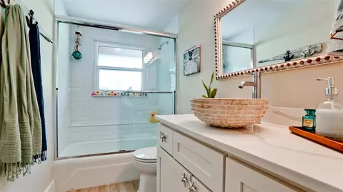 Bath - 522 68th St, Holmes Beach, FL 34217 photo 2 of 4
