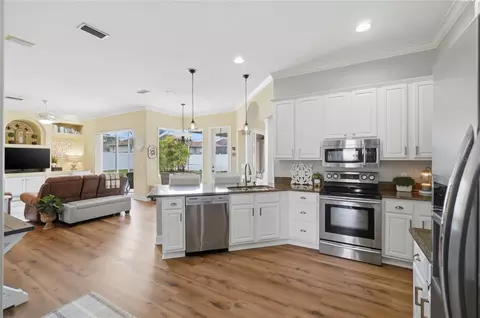 Kitchen - 335 Ruby Lake Loop, Winter Haven, FL 33884 photo 3 of 4