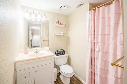 Bath - 729 E Lake Ave, Eagle Lake, FL 33839 photo 3 of 3