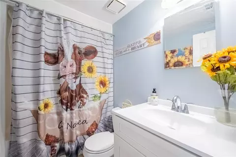 Bath - 729 E Lake Ave, Eagle Lake, FL 33839 photo 2 of 3