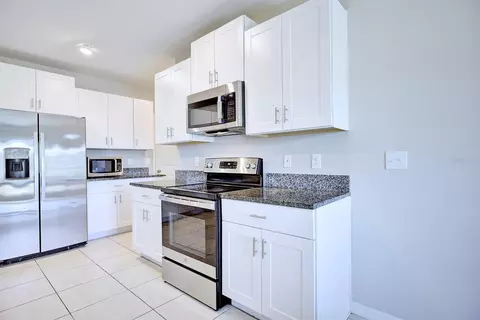 Kitchen - 2139 Old Mining Rd, Lakeland, FL 33801 photo 4 of 6