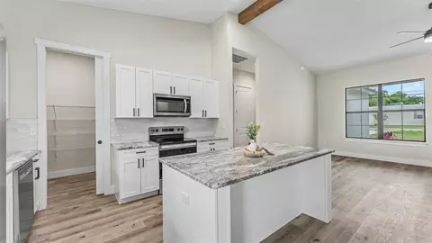Kitchen - 3611 E Gaskins Rd, Bartow, FL 33830 photo 2 of 5