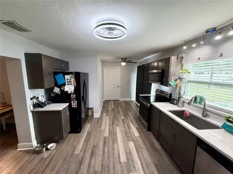 Kitchen - 1185 S Johnson Ave, Bartow, FL 33830 photo 5 of 7